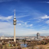 Panoramaufnahme der Skyline von München mit Fernsehturm und Stadion