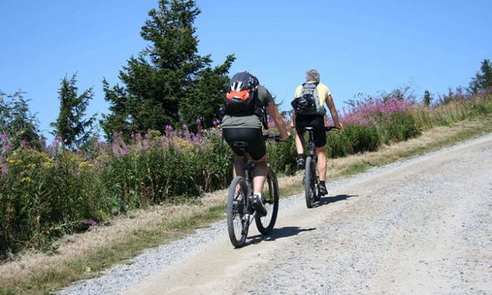 Zwei Menschen fahrrad mit Mountainbikes