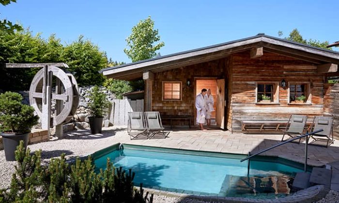 Außensauna und Wasserrad