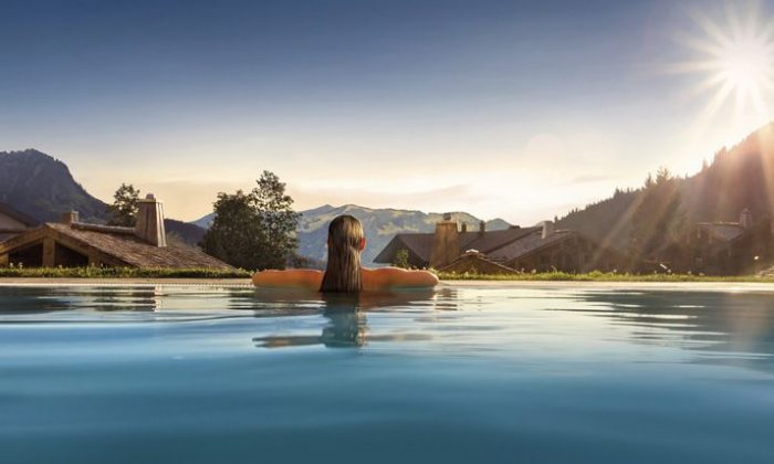 Frau badet im Infinity Pool