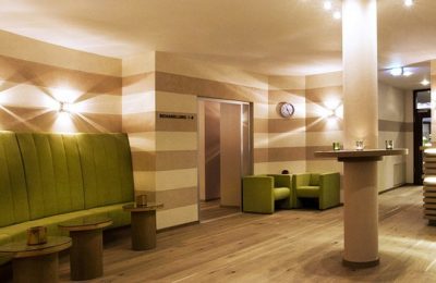 Eingang zum Spa mit Sitzgelegenheiten