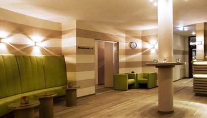 Eingang zum Spa mit Sitzgelegenheiten