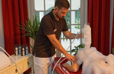 Frau erhält Seifenschaummassage