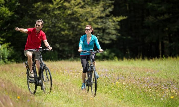 Mann und Frau fahren Fahrrad durchs Passauer Land