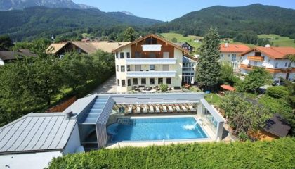 Außenansicht des Hotels mit Cabrio-Pool