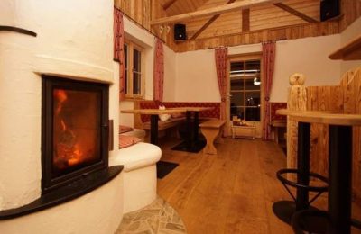 Kamin und Holzverkleidung im Almstüberl