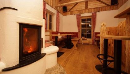 Kamin und Holzverkleidung im Almstüberl