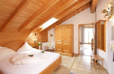 Bett und Wohnraum im Appartement Ferienwohnung 5