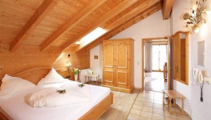 Bett und Wohnraum im Appartement Ferienwohnung 5