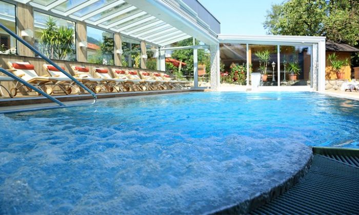 Klares sprudelndes Wasser im Außenpool