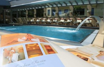 Außenpool mit kleinem Wasserfall im Sommer
