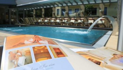 Außenpool mit kleinem Wasserfall im Sommer