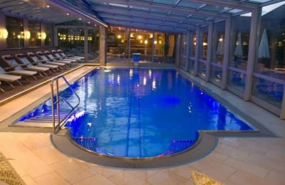 Beleuchteter Pool am Abend von vorne