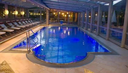 Beleuchteter Pool am Abend von vorne