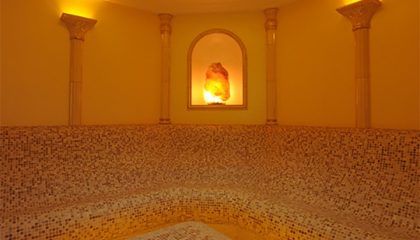 Dampfbad im Kerzenlicht