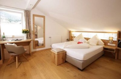 Bett und Wohnraum im Einzelzimmer