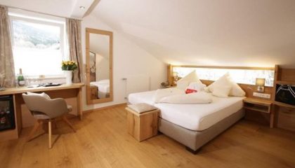 Bett und Wohnraum im Einzelzimmer