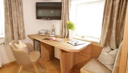 Schreibtisch und Fernseher im Einzelzimmer