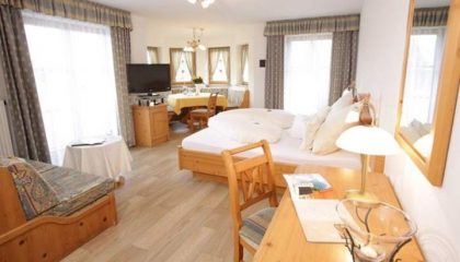 Bett und Wohnraum im Exklusivzimmer