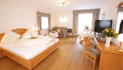 Bett und Wohnraum im Doppelzimmer