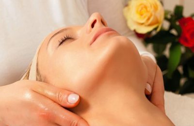 Frau erhält Gesichtsbehandlung