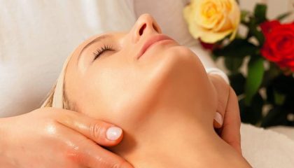 Frau erhält Gesichtsbehandlung