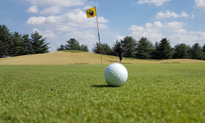 Golfball auf Golfplatz