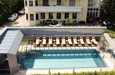 Offenes Hallenbad an sonnigem Tag