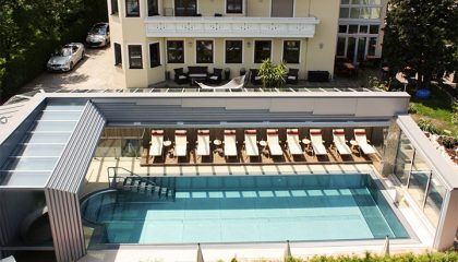 Offenes Hallenbad an sonnigem Tag