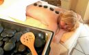 Frau genießt Hot Stone Massage