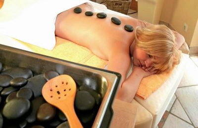 Frau genießt Hot Stone Massage
