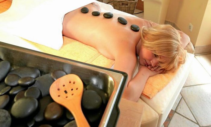Frau genießt Hot Stone Massage