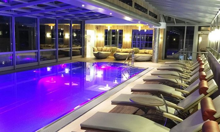 Lila leuchtender Indoor Pool