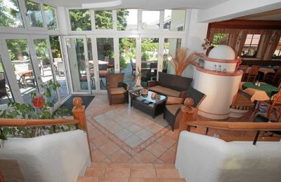 Kamin und Sitzgelegenheiten in einer Lounge