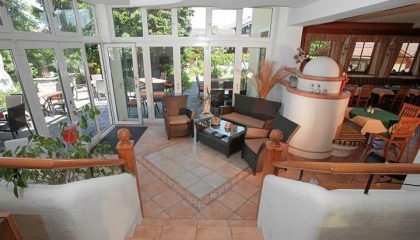 Kamin und Sitzgelegenheiten in einer Lounge