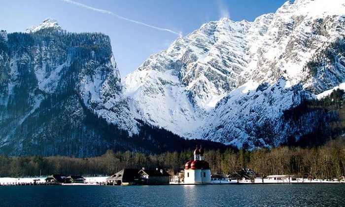Der Königsee im Winter vor verschneiten Bergen