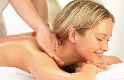 Frau genießt Massage