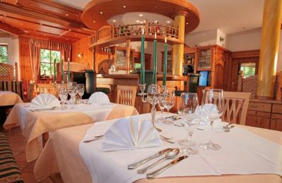 Fein gedeckter Tisch im Restaurant