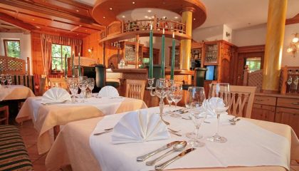 Fein gedeckter Tisch im Restaurant