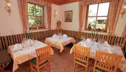 Gedeckte Tische im Restaurant