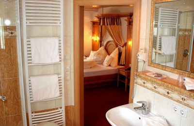 Bad mit Blick aufs Bett in der Juniorsuite