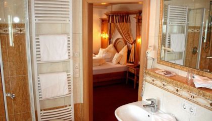 Bad mit Blick aufs Bett in der Juniorsuite