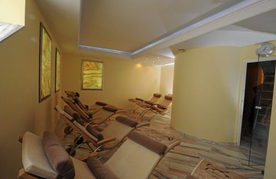 Zahlreiche Liegen im Ruheraum