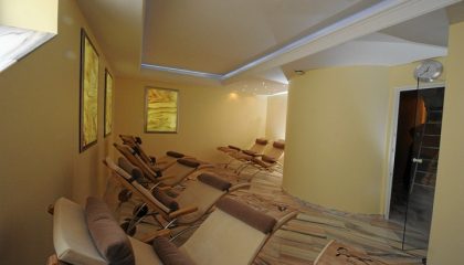 Zahlreiche Liegen im Ruheraum