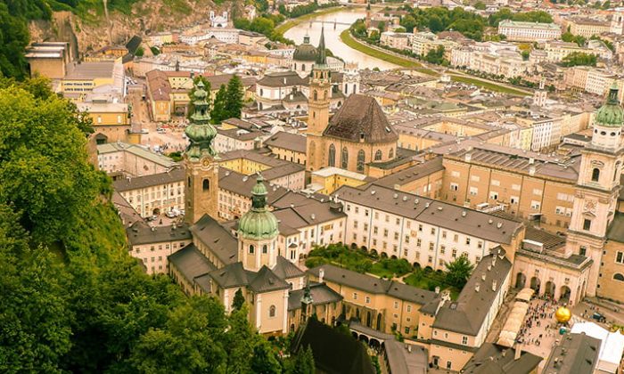 Luftaufnahme der Stadt Salzburg an sonnigem Tag