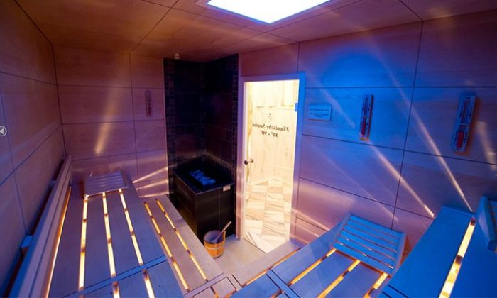 Blau beleuchtete Sauna