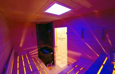 Blau-lila beleuchtete Sauna