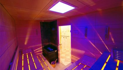 Blau-lila beleuchtete Sauna