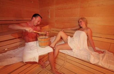 Paar entspannt bei Saunagang