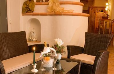 Sitzecke mit schwarzen Stühlen und Kerze